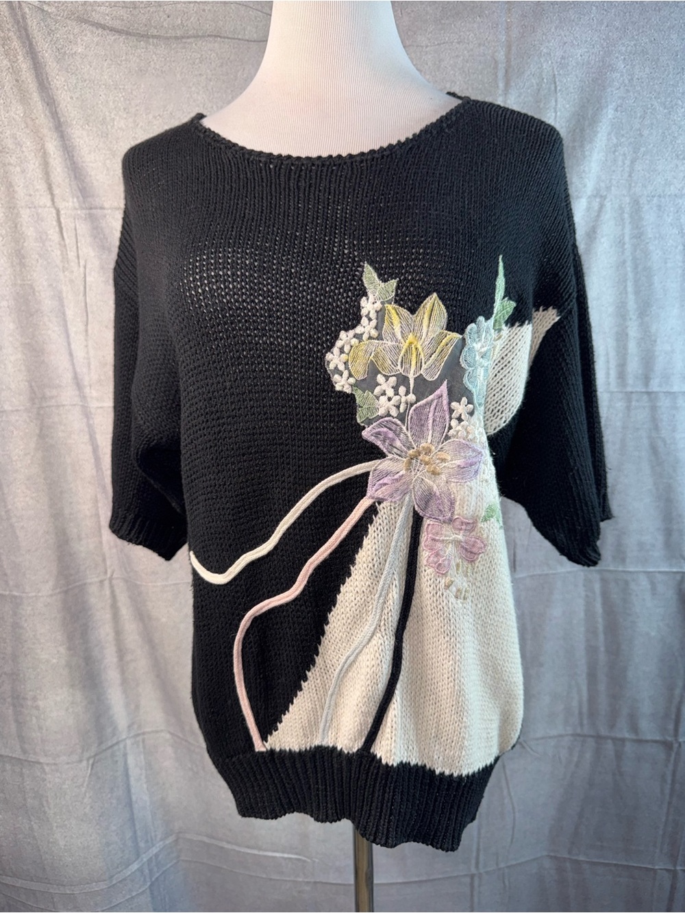 1258-Vintage Angenie Black Floral Appliqué Short-Sleeve Scoop Neck Sweater